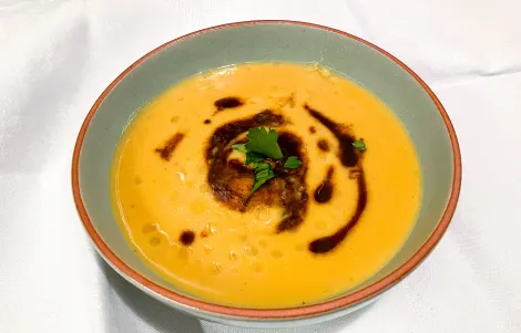 Soupe de lentilles à l'ail d'or