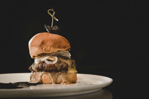 Burger au crémeux d'ail d'or